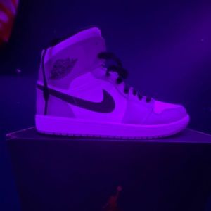 Jordan 1 High Smoke Light Grey 10.5 M 9 W